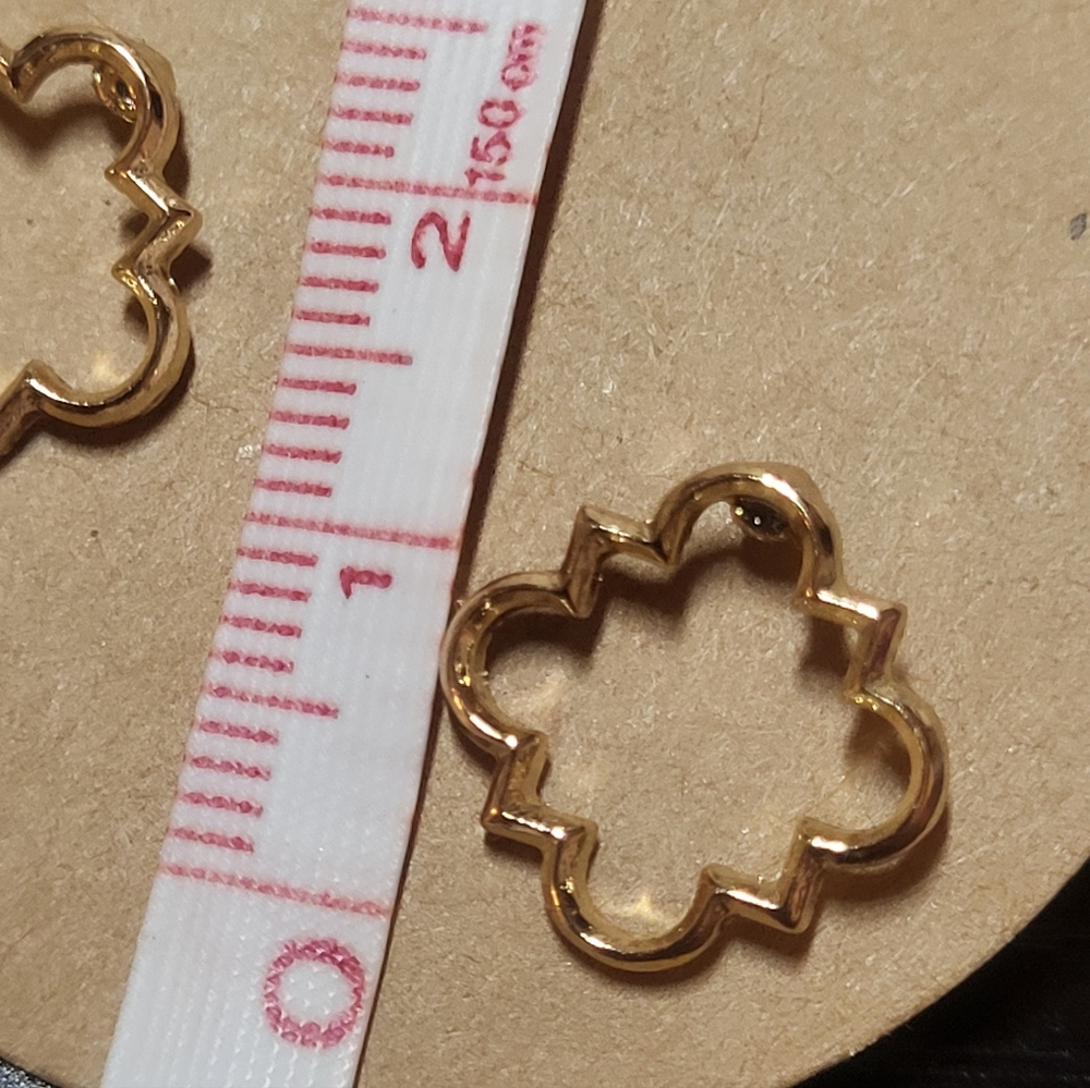 Women’s Twisted Bracelet Bangle Gold Tone Wavy‎ Bracelet & Earring Gift Set NWOT - Picture 9 of 9